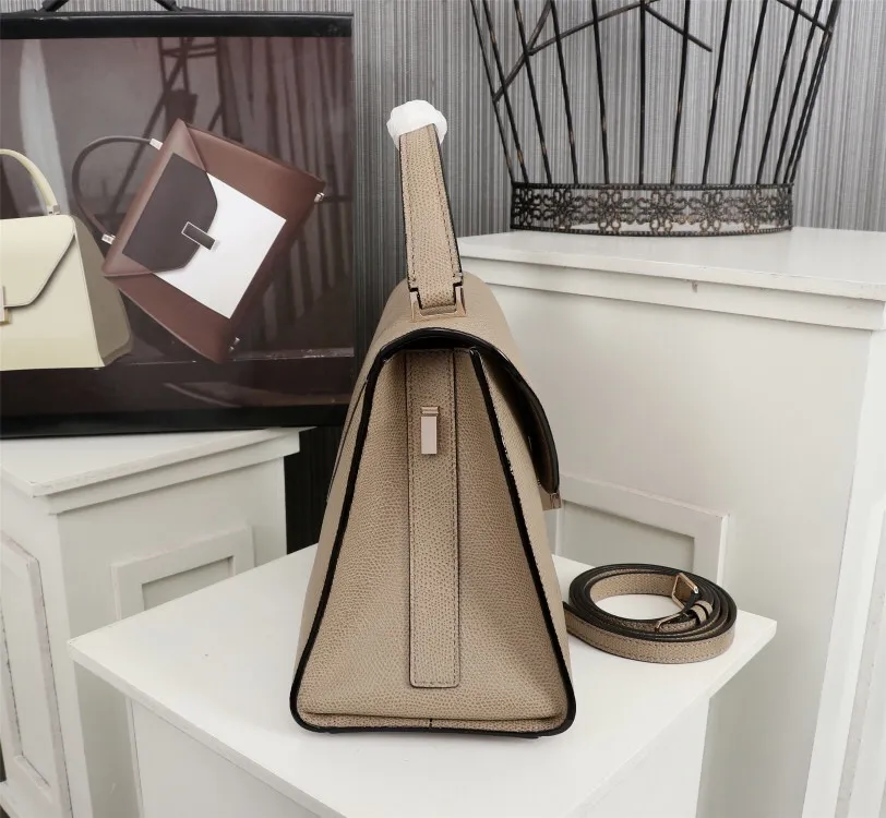 In stock 👉Original medium khaki, 👉Valextra Valextra Iside, known as Italian Hermès, is one of Valextra's most representative designs. There is no obvious logo, but the simple collective line design is very recognizable, full of architectural art, and shows a capable and intellectual style. It is made of imported palm-print lining cowhide, with up to five stitches of handwork, and the shiny oil edges test the skill of the craftsman. Medium size: 26cm【6627#】